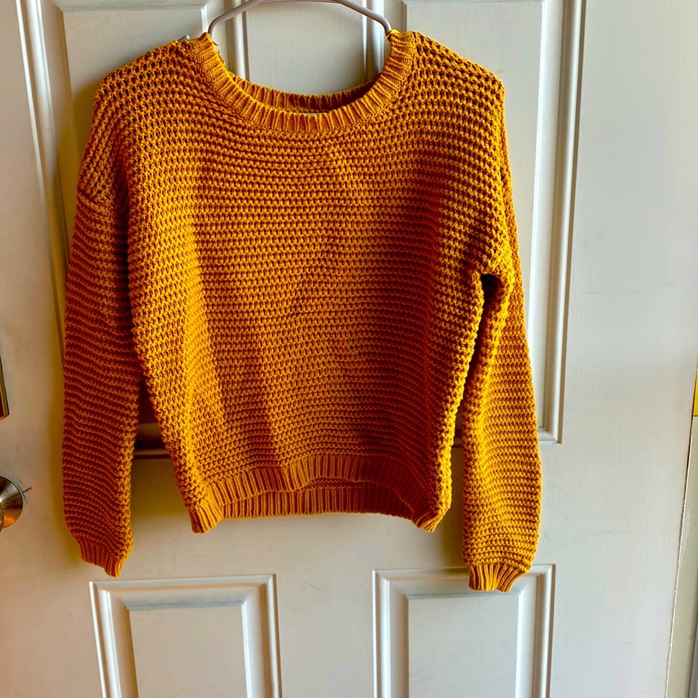 This is a women’s size small, soft knitted cropped sweater.